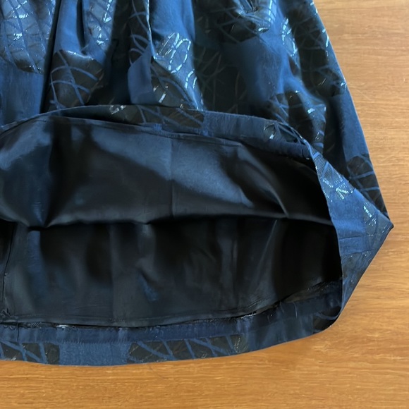 Vince Navy Blue Pleated Knee Length Skirt, Black Metallic Leaf Print, Size 6 - Picture 5 of 10